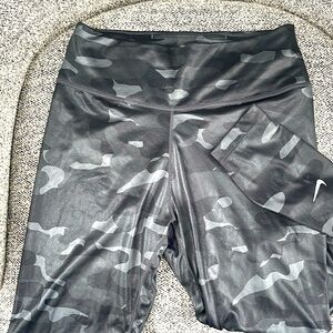 Nike dri-fit women’s full length shiny camo leggings size Medium. New no tags